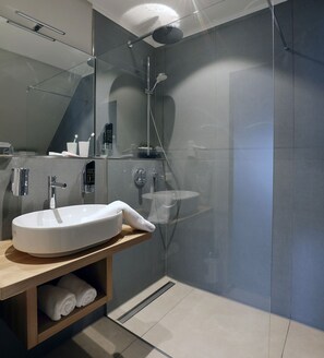 Design-Doppelzimmer | Badezimmer | Haartrockner, Hausschuhe, Handtücher, Seife