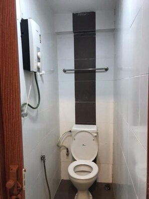 Shower, free toiletries, towels
