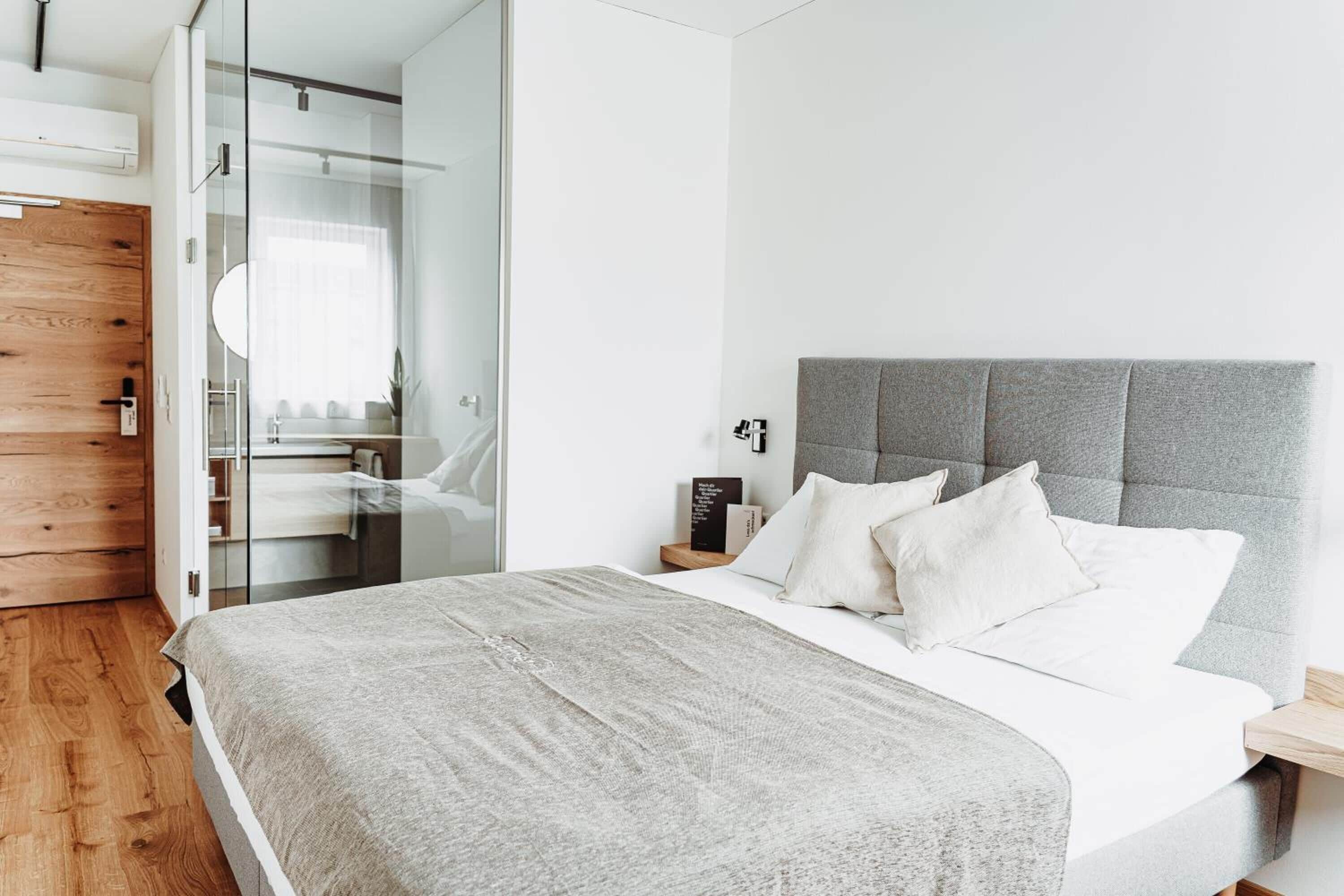 Minibar, in-room safe, desk, laptop workspace