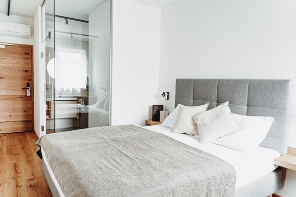 Minibar, coffres-forts dans les chambres, bureau