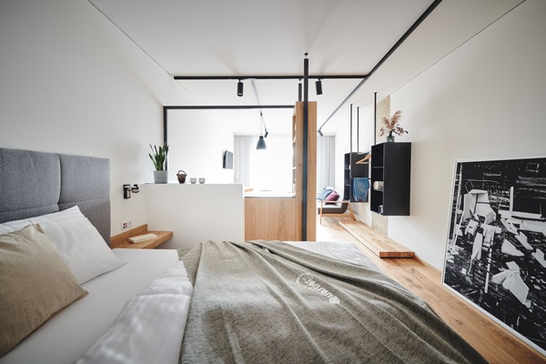 Basic Studio Suite | Minibar, in-room safe, desk, laptop workspace