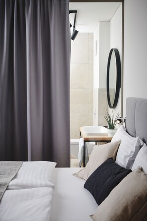 Minibar, coffres-forts dans les chambres, bureau