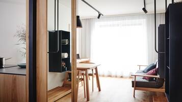 Basic Studio Suite | Minibar, in-room safe, desk, laptop workspace