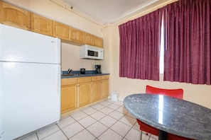 Habitación de lujo, 2 camas matrimoniales | Cocina privada