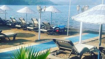 Een privéstrand, parasols