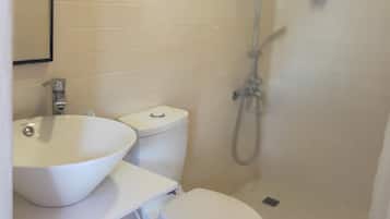 Standard Quadruple Room | Bathroom | Free toiletries, hair dryer, slippers, towels