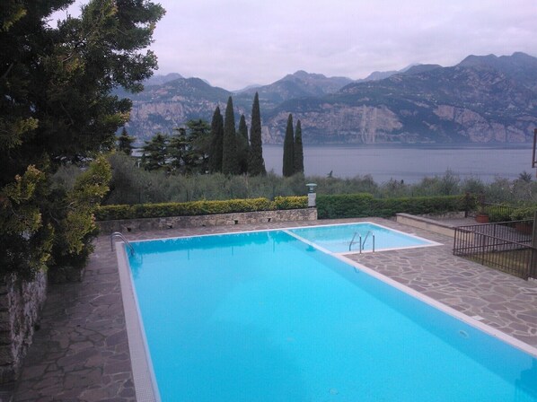 Outdoor pool - Apartment Enchanting Lake View, convenient to the Center and the Beaches (Malcesine)