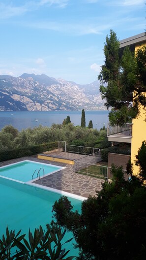 Outdoor pool - Apartment Enchanting Lake View, convenient to the Center and the Beaches (Malcesine)