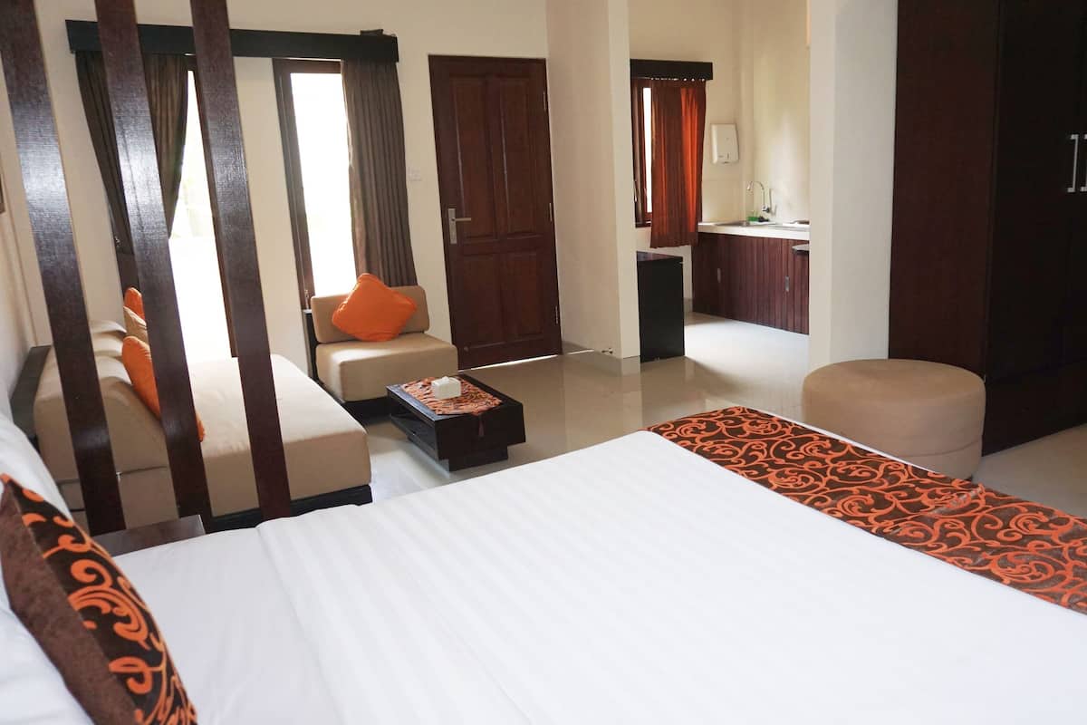 Premium Studio Suite | Desk, blackout drapes, soundproofing, free WiFi