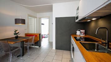 Kühlschrank, Mikrowelle, Herdplatte, Geschirrspüler