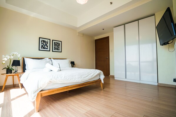 1 bedroom, desk, laptop workspace, blackout curtains