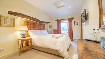 Premium bedding, individually decorated, individually furnished, desk