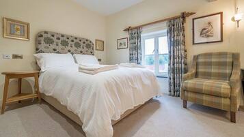 Beacon Fell - King Size Bedroom | Premium bedding, individually decorated, individually furnished, desk