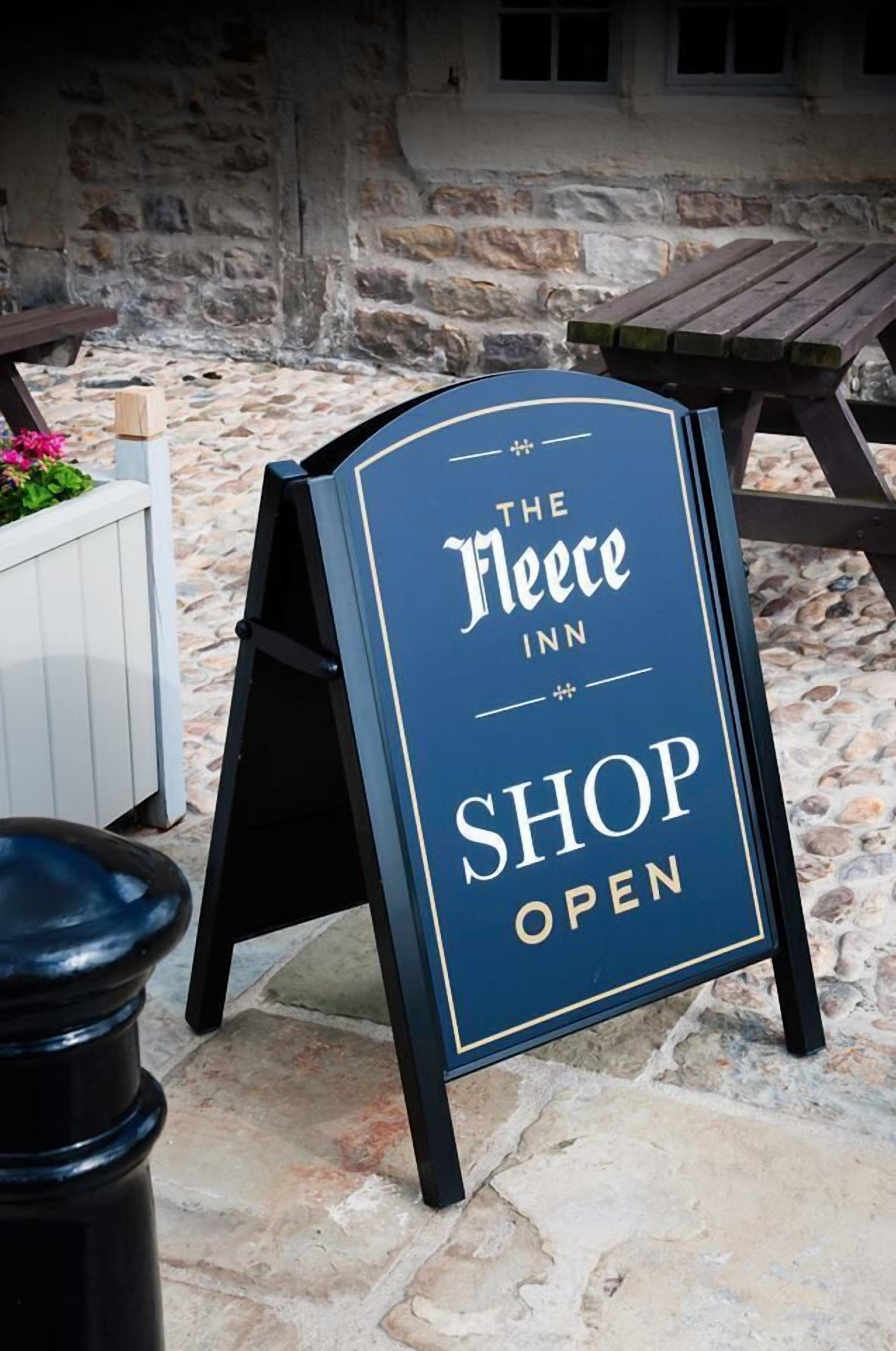 Señal que indica que The Fleece Inn está abierto.