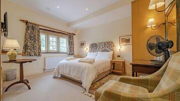 Marshaw Fell - King Size Bedroom | Premium bedding, individually decorated, individually furnished, desk