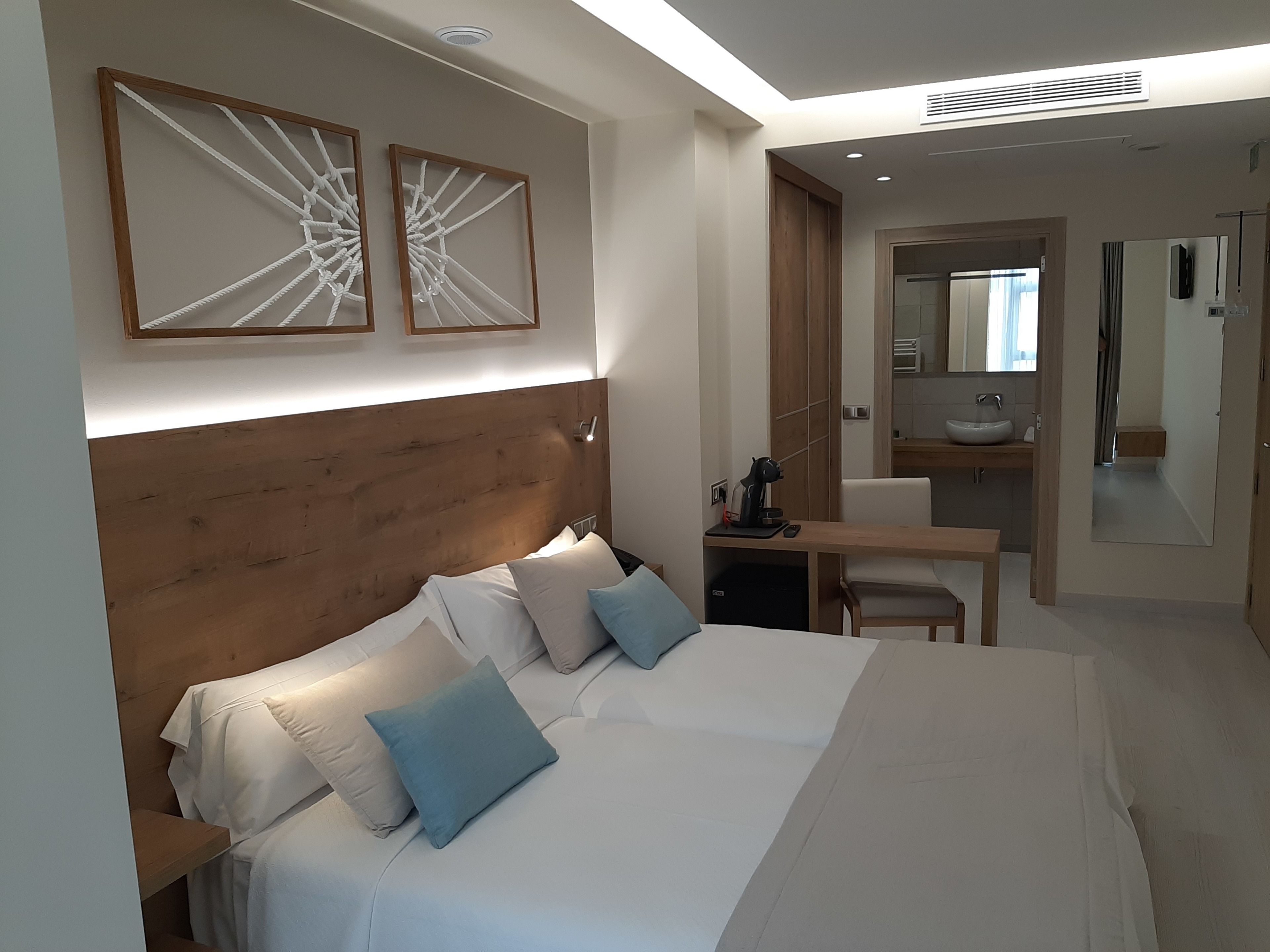 标准双床房 | 迷你吧、客房内保险箱、办公桌、笔记本电脑工作区