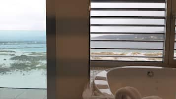 Kamar Double Mewah, hot tub, pemandangan laut | Kamar mandi | Shower, perlengkapan mandi gratis, pengering rambut, dan handuk