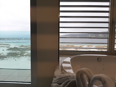 Luxury Double Room, Hot Tub, Sea View | Bathroom | Shower, free toiletries, hair dryer, towels. Hotel O Nautico