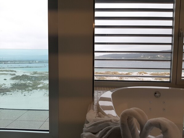 Luxury Double Room, Hot Tub, Sea View | Bathroom | Shower, free toiletries, hair dryer, towels