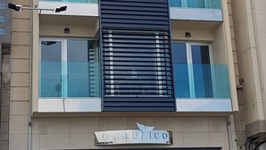 Un edificio de varios pisos con un restaurante en la planta baja.