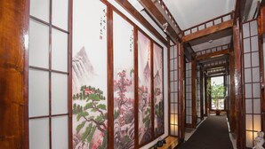 A traditional corridor with sliding doors, wooden beams, and a carpeted floor. - Casa Lily-Japanese Retreat (Sighisoara)