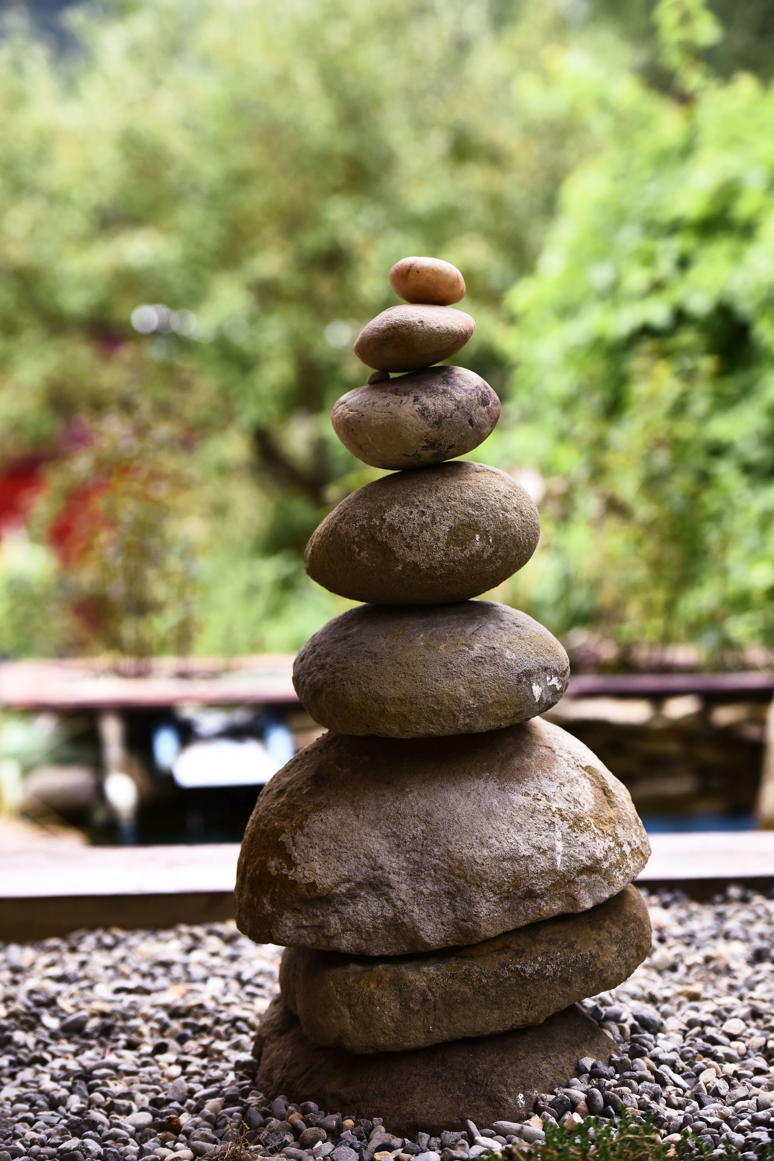 Steinhaufen in einem Garten