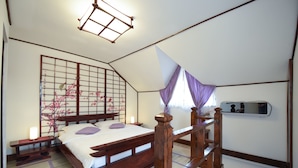 A traditional Japanese-style bedroom with a wooden bed, tatami flooring, a shoji screen, and a hanging lantern. - Casa Lily-Japanese Retreat (Sighisoara)