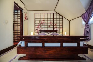 Purple suite | Ruang keluarga | Smart TV dan konsol video game