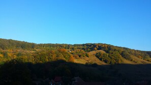 Un paisaje montañoso con cielo despejado.