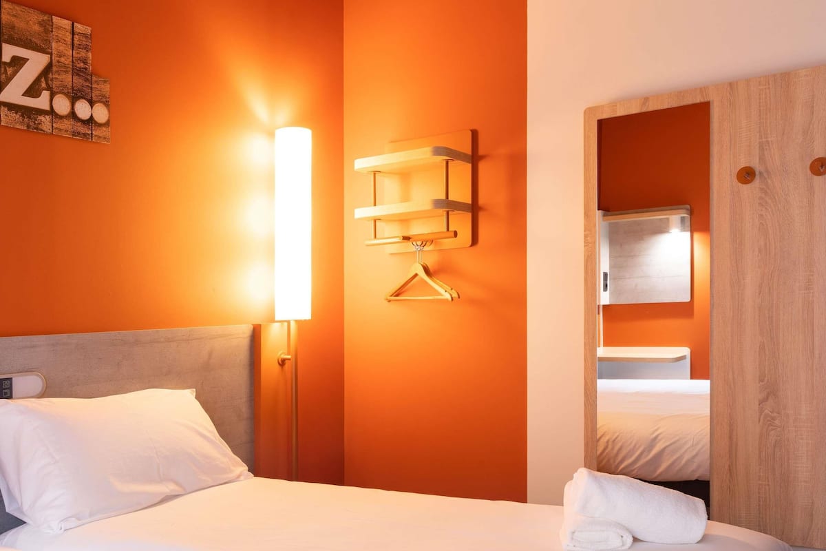 Rideaux occultants, chambres insonorisées, Wi-Fi gratuit, draps fournis