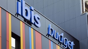 A building with a sign that reads "ibis budget." - ibis budget Bilbao City (Bilbao)