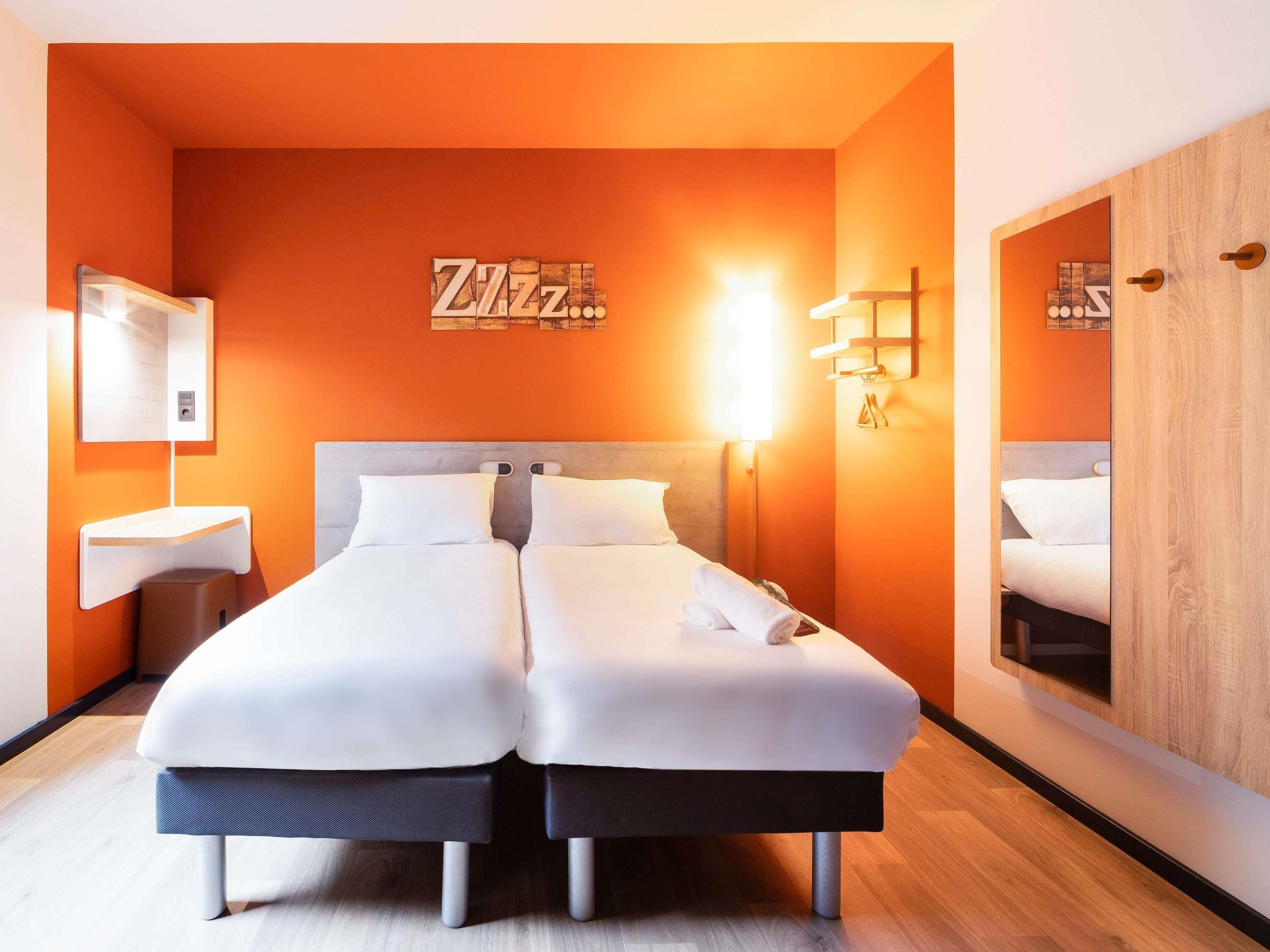 Habitación Twin Adaptada (2 Camas Individuales) | Cortinas opacas, sistema de insonorización, wifi gratis y ropa de cama