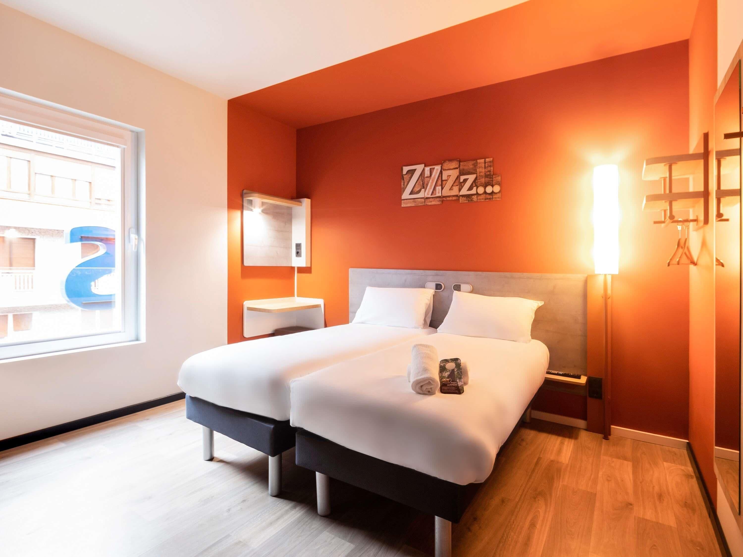 Standaard Twin kamer, 2 tweepersoonsbedden | Verduisterende gordijnen, geluiddichte muren, gratis wifi, beddengoed