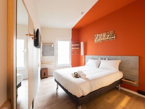 Habitación doble estándar, 1 cama matrimonial | Cortinas blackout, insonorización, wifi gratis y ropa de cama