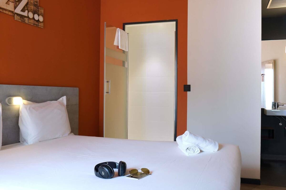 Cortinas opacas, sistema de insonorización, wifi gratis y ropa de cama