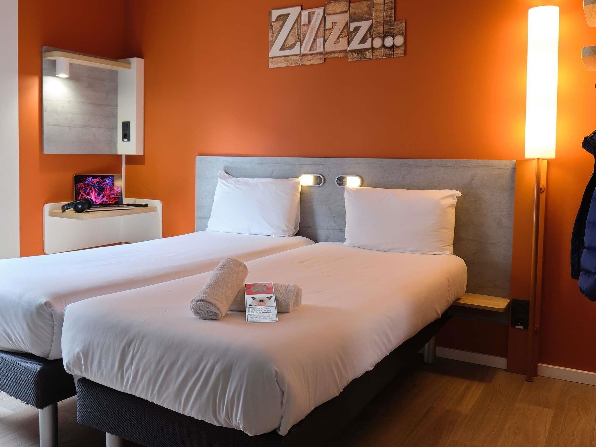Habitación Twin Adaptada (2 Camas Individuales) | Cortinas blackout, insonorización, wifi gratis y ropa de cama 