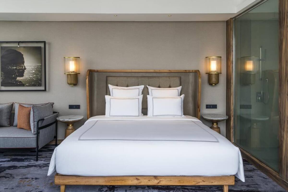 Room, 1 King Bed (Swiss Select) | Premium bedding, in-room safe, desk, laptop workspace