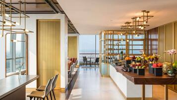 Café da manhã com buffet todos os dias mediante uma taxa