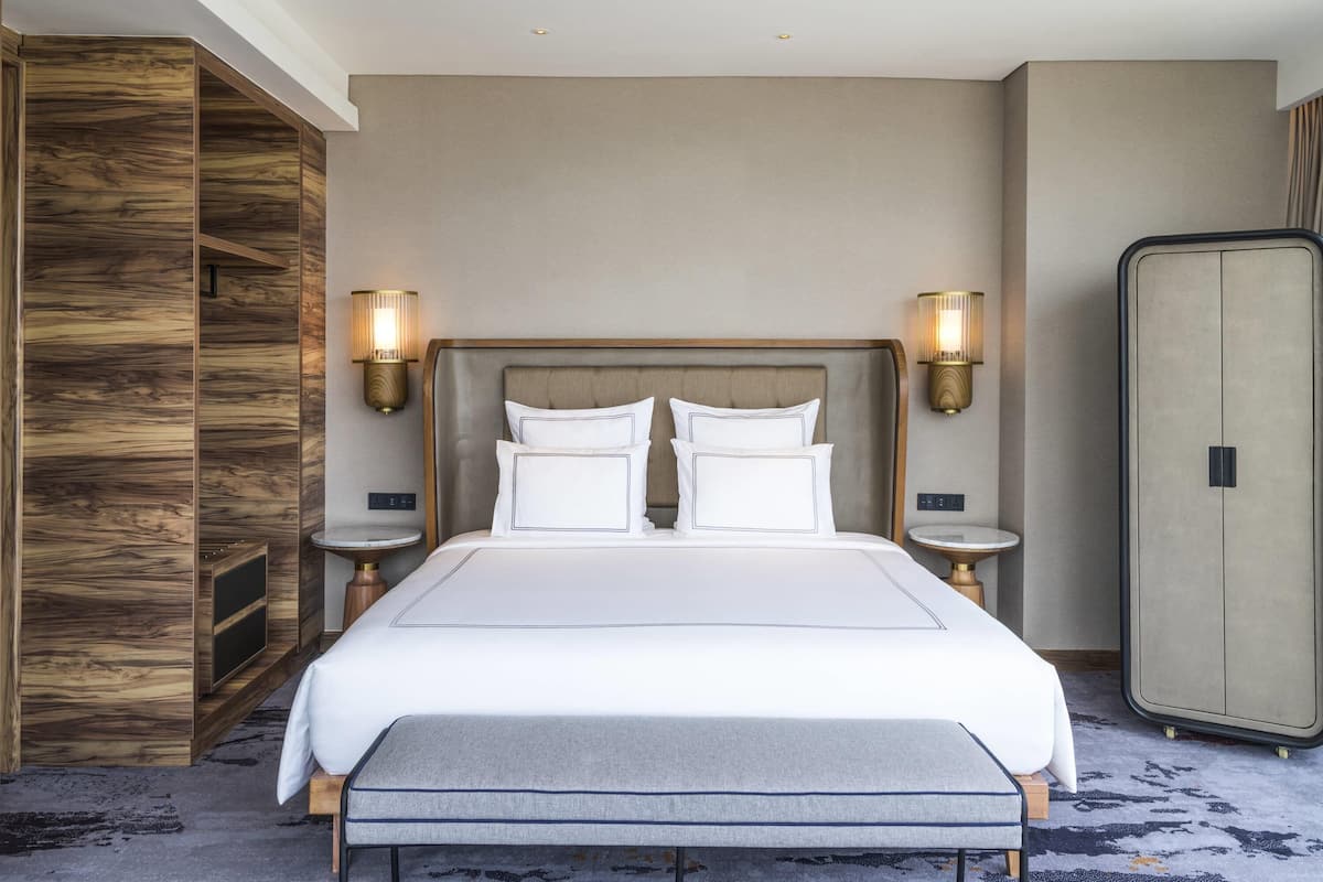 Swiss, Signature Room, 1 King Bed