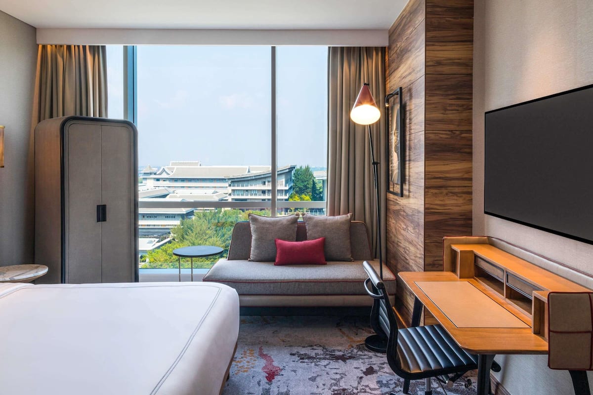 Premium bedding, in-room safe, desk, laptop workspace