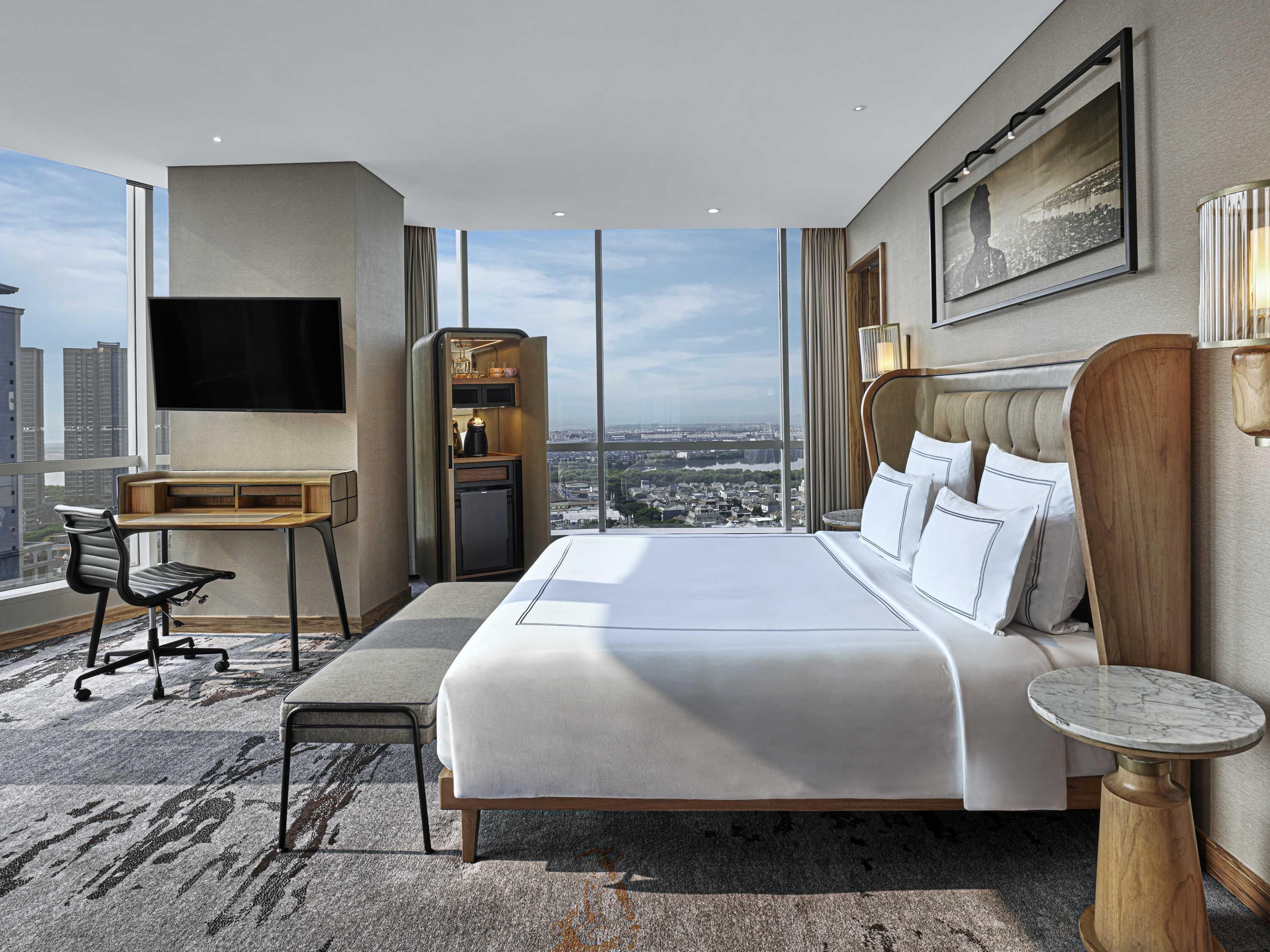 Suite, 1 kingsize bed (Swiss Prestige) | Luxe beddengoed, een kluis op de kamer, een bureau, een laptopwerkplek