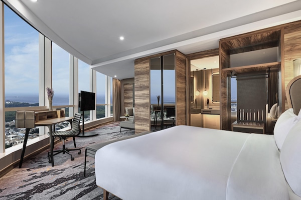 Swiss, Signature Room, 1 King Bed | Premium bedding, in-room safe, desk, laptop workspace