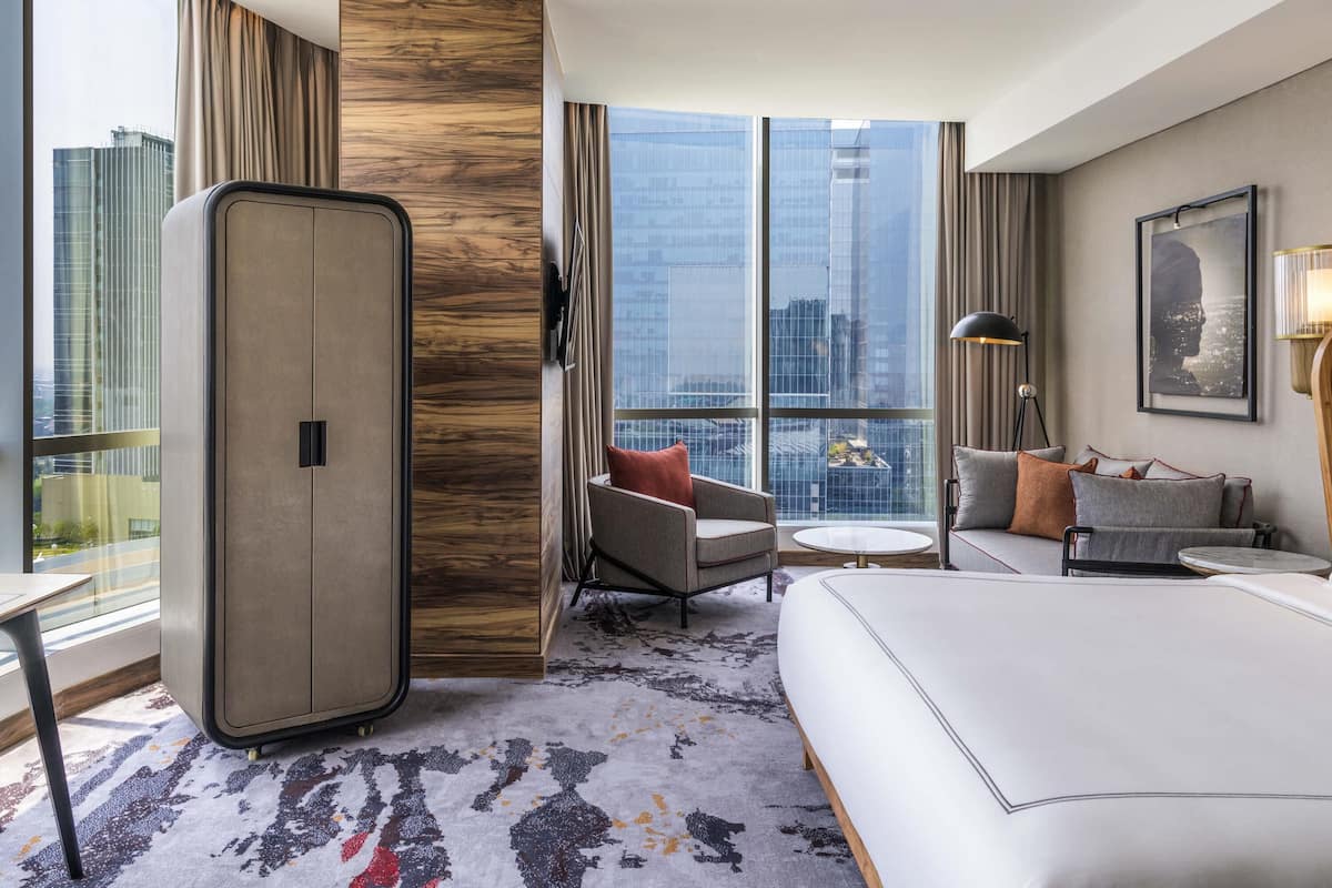 Kamer, 1 kingsize bed (Swiss Select) | Luxe beddengoed, een kluis op de kamer, een bureau, een laptopwerkplek