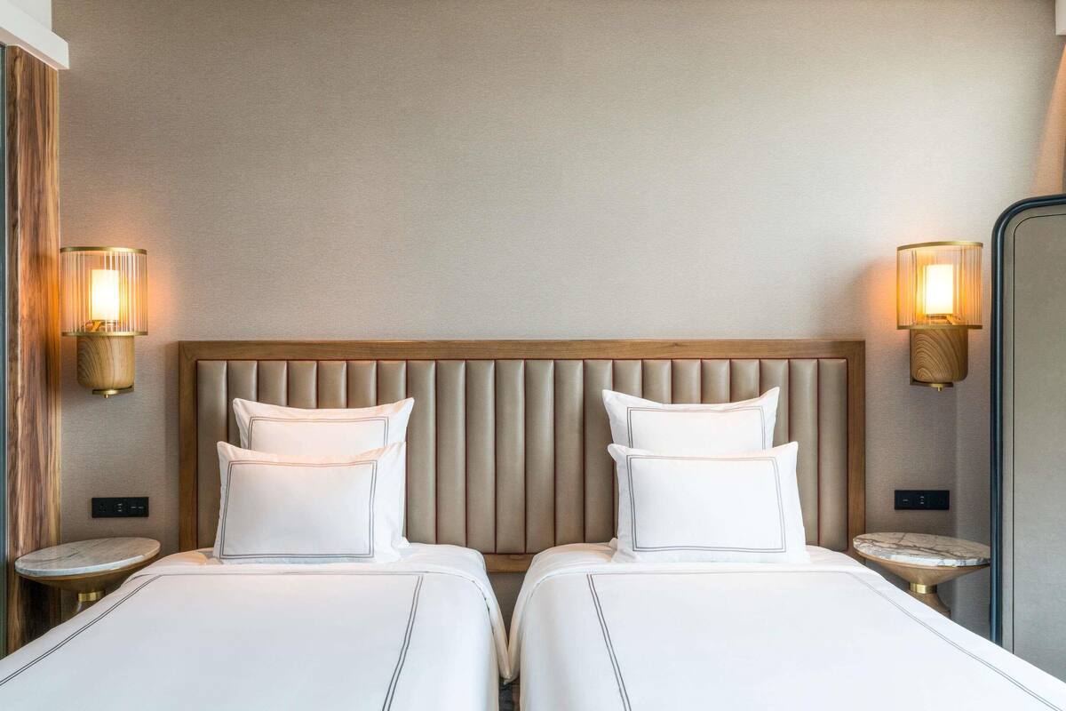 premium bedding, in-room safe, desk, laptop workspace