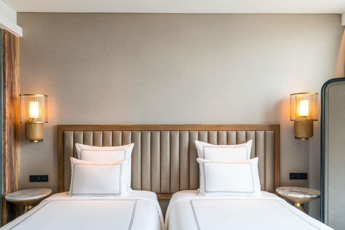 Premium bedding, in-room safe, desk, laptop workspace