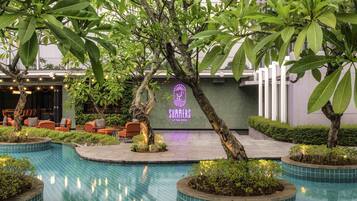 Una piscina al aire libre