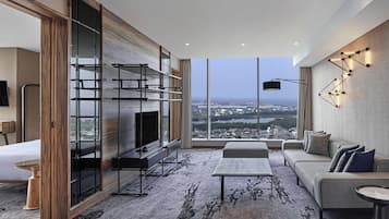Suite, 1 King Bed (Swiss Prestige) | Premium bedding, in-room safe, desk, laptop workspace
