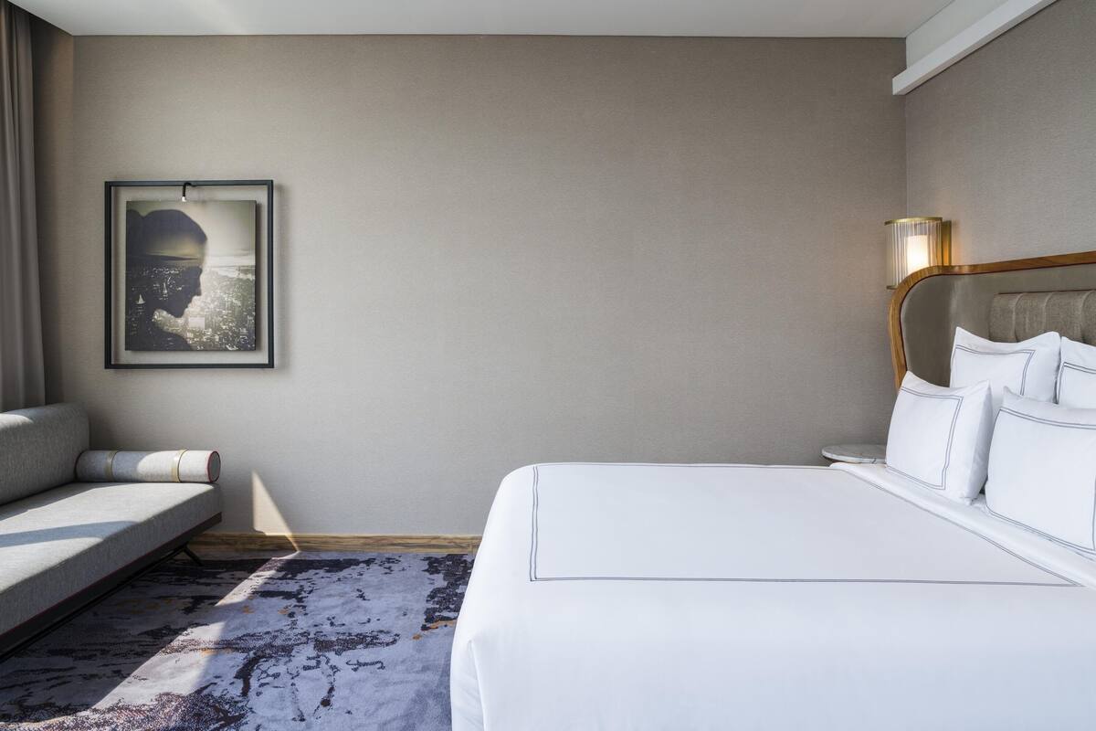 Swiss, Suite Grand, 1 Tempat Tidur King | Seprai premium, brankas, meja kerja, dan ruang kerja ramah laptop