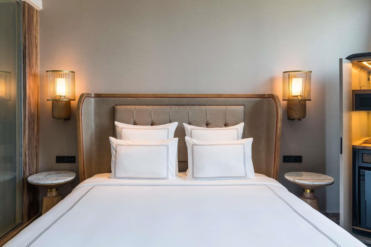 Premium bedding, in-room safe, desk, laptop workspace
