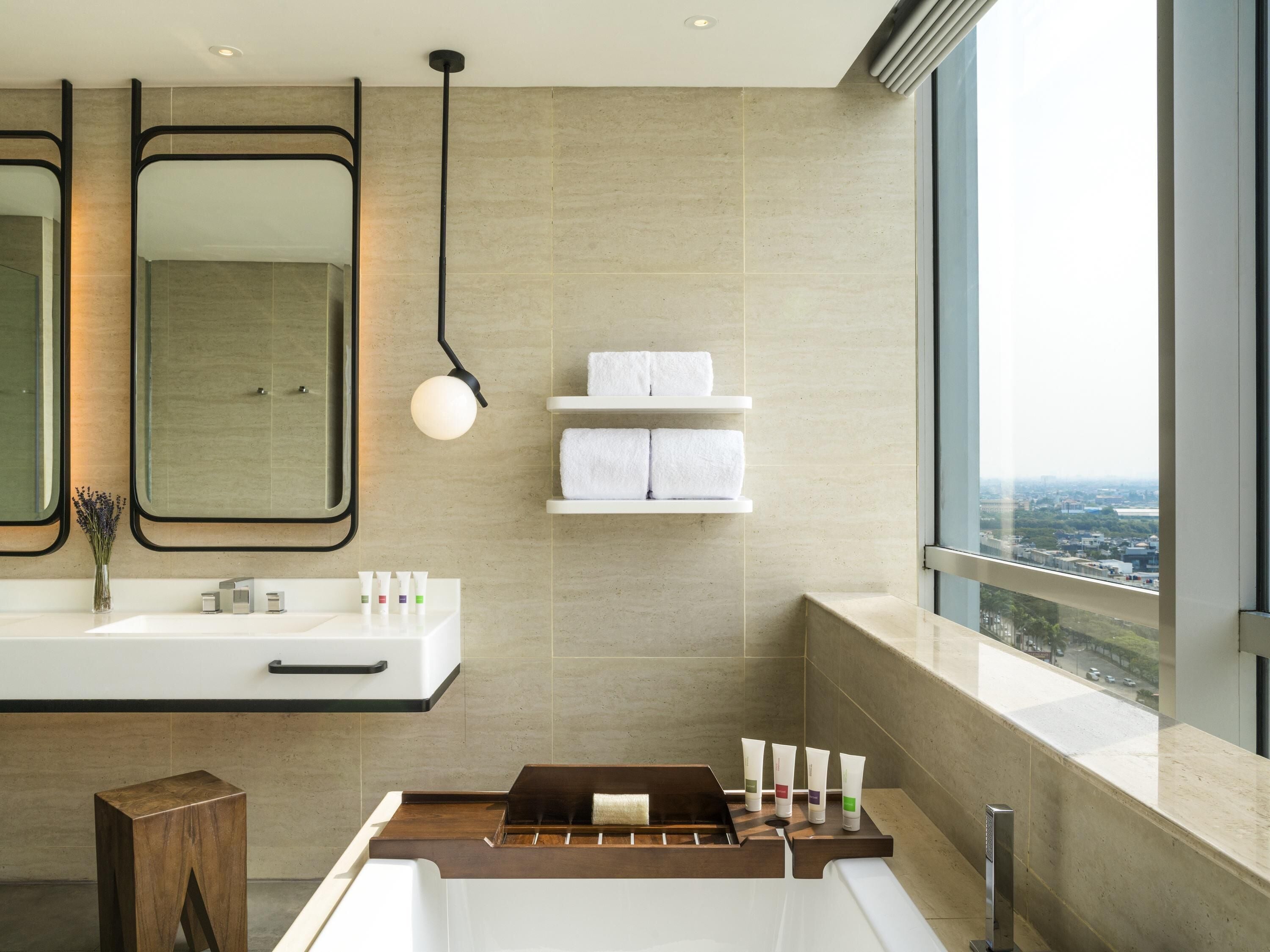 Suite, 1 très grand lit (Swiss Prestige) | Literie de qualité, coffre-fort, bureau